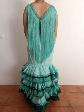 Traje de flamenca hecho a mano agua marina