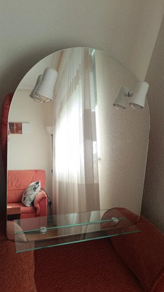 Espejo de baño con repisa de cristal