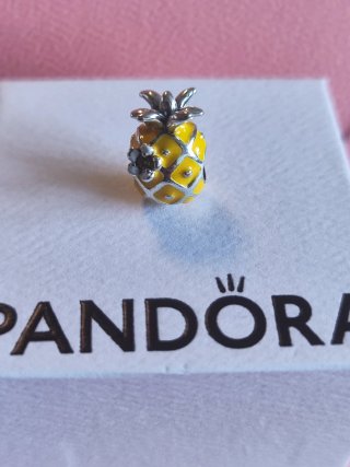 Charm Piña Amarilla y Plateada