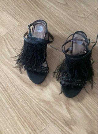 Sandalias Negras con Plumas Gioseppo