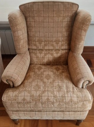 Sillón de lectura de tela beige y madera