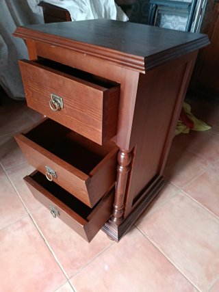 Mesita de noche de madera con 3 cajones