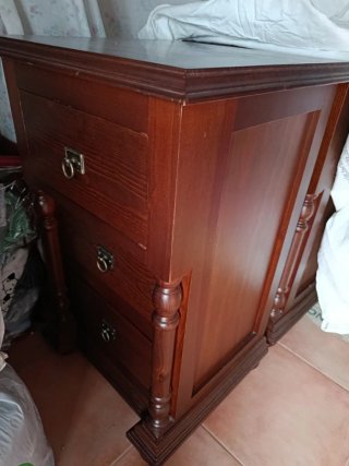 Mesita de noche de madera con 3 cajones