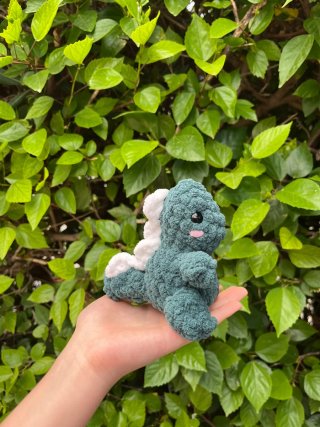 Muñeco de crochet dinosaurio hecho a mano