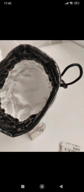 Bolsa Guess charol negro con charm de corazón