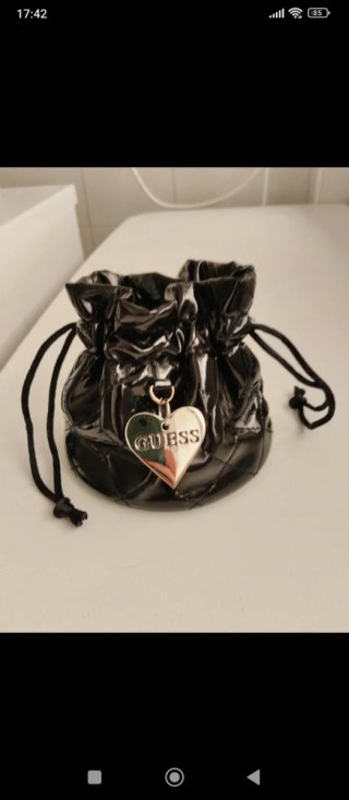 Bolsa Guess charol negro con charm de corazón