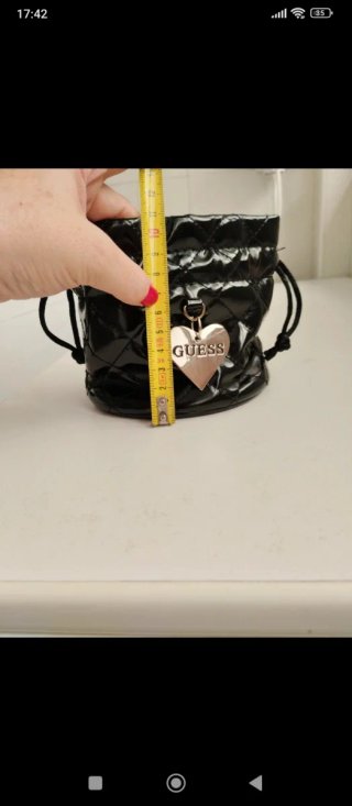 Bolsa Guess charol negro con charm de corazón