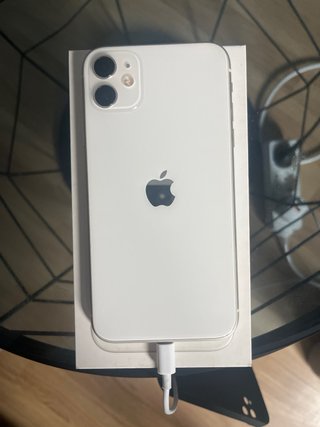 iPhone 11 blanco, con fundas y caja