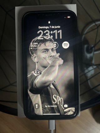 iPhone 11 blanco, con fundas y caja