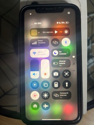 iPhone 11 blanco, con fundas y caja