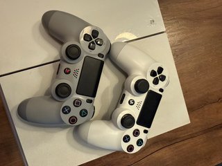 PS4 (PlayStation 4) Blanca + 2 Mandos