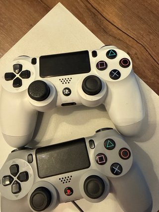 PS4 (PlayStation 4) Blanca + 2 Mandos