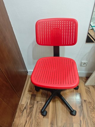 Silla de oficina roja Ikea