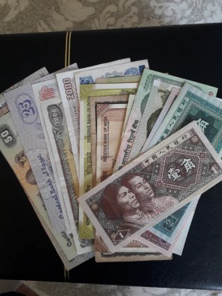 Álbum con 267 monedas y 20 billetes