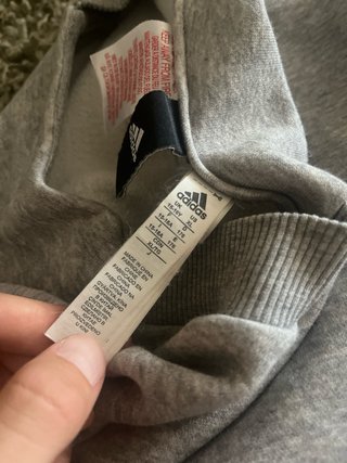 Sudadera Adidas Gris con Logo en Relieve