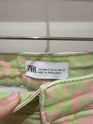 Pantalón Zara estampado floral verde y rosa