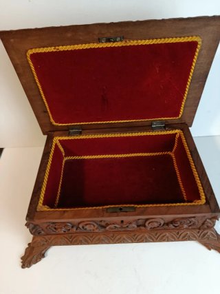 Joyero caja grande tallada .Madera antigua.