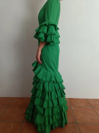 Traje de flamenca largo verde con enaguas en coral