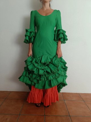 Traje de flamenca largo verde con enaguas en coral
