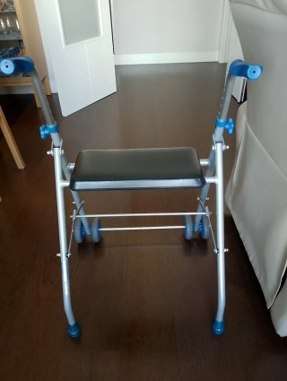 Andador plegable de aluminio con asiento acolchado