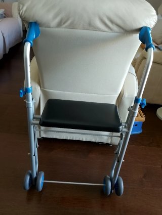 Andador plegable de aluminio con asiento acolchado