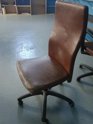 Sillas de oficina marrones