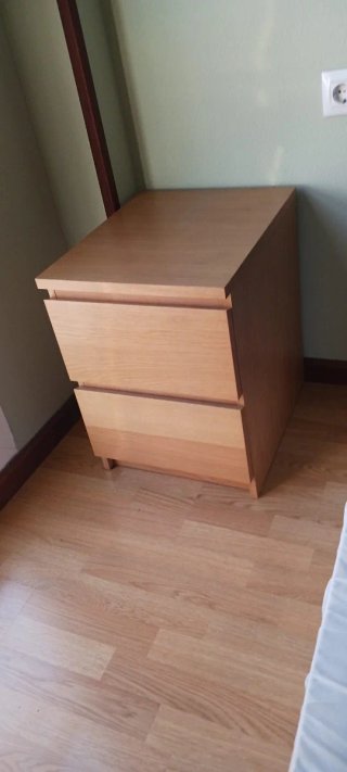 2 mesitas de noche de madera