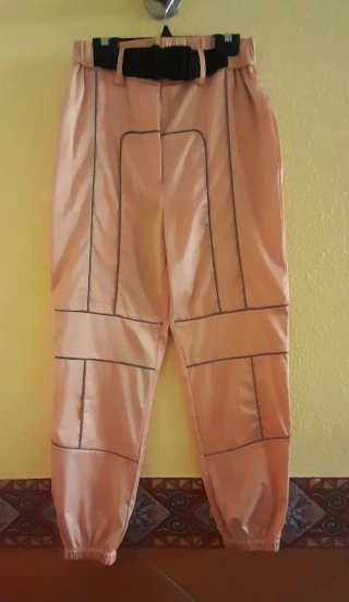 Pantalón beige con cinturón negro
