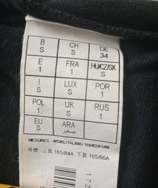 Vestido negro asimétrico con cinturón