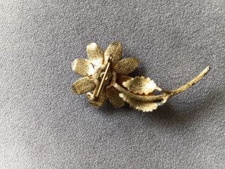 Broche vintage flor dorado años 60