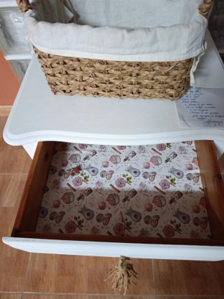 Mesita de madera restaurada blanca