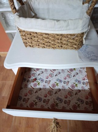 Mesita de madera restaurada blanca