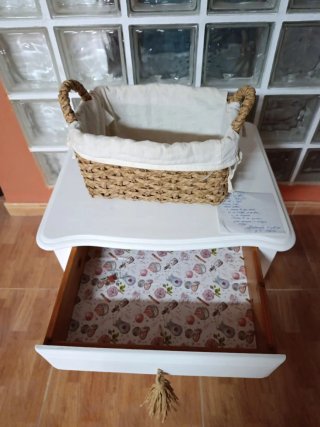 Mesita de madera restaurada blanca