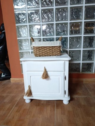 Mesita de madera restaurada blanca