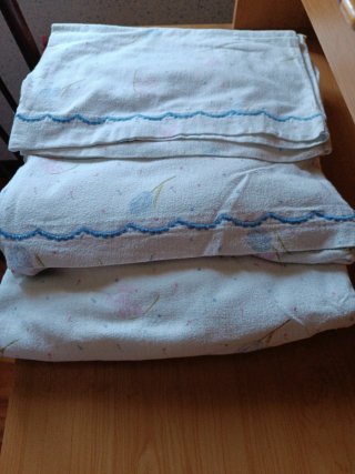 Juego de sábanas blancas y rosas.
