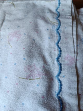 Juego de sábanas blancas y rosas.