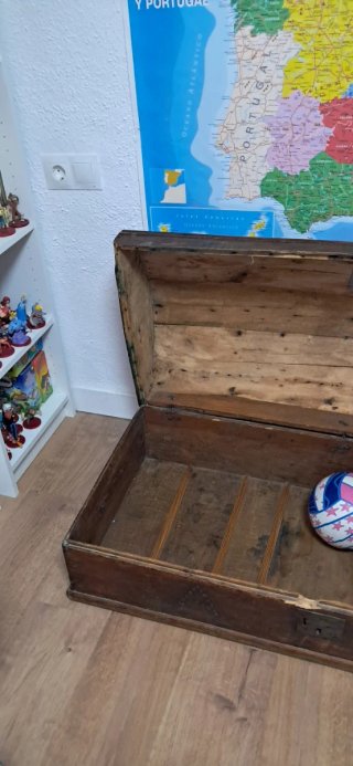 Baúl antiguo de madera