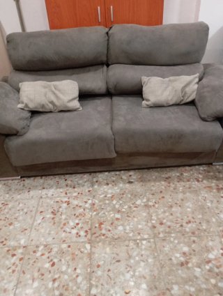 Sofá de tela gris