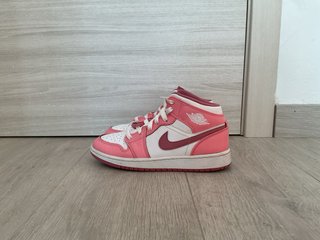 Jordan 1 Mid Rosa y Blanco