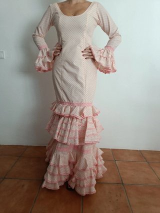Traje de flamenca rosa con lunares
