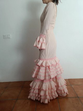 Traje de flamenca rosa con lunares