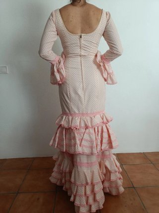 Traje de flamenca rosa con lunares