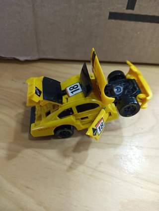 Coche de juguete desmontable amarillo