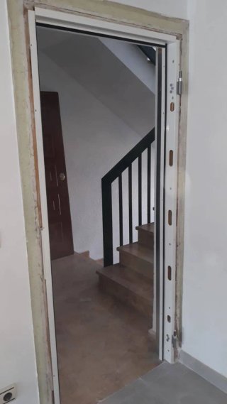 Puerta acorazada/blindada cortada