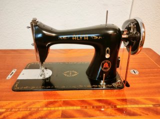 Máquina de coser Alfa vintage de madera