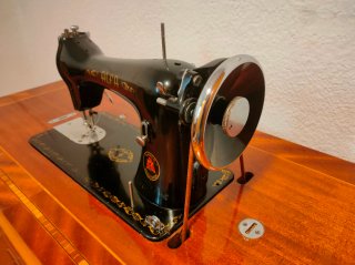 Máquina de coser Alfa vintage de madera