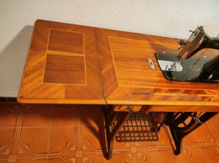 Máquina de coser Alfa vintage de madera