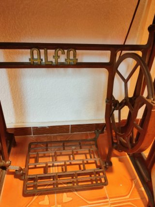 Máquina de coser Alfa vintage de madera