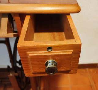 Máquina de coser Alfa vintage de madera