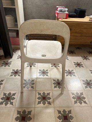 Silla de plástico blanca